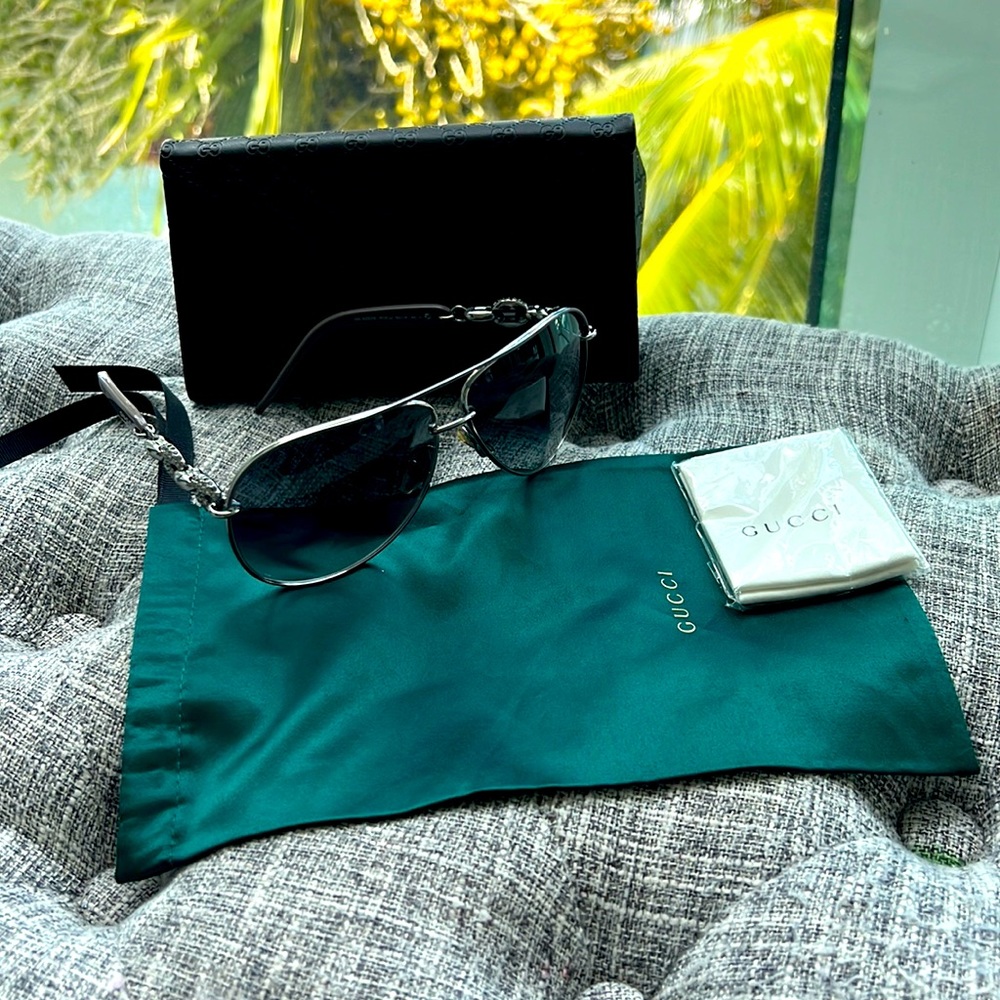 Gucci aviator sunglasses. Chain link with crystals